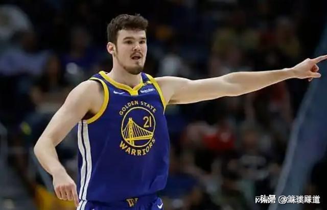 包含赛前体能课后，阿斯顿维拉完成体检备战亚冠，更衣室稳定，轮换策略成焦点的词条